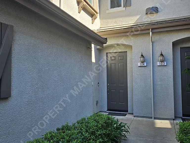 104 Rodin Ln — Photo 3