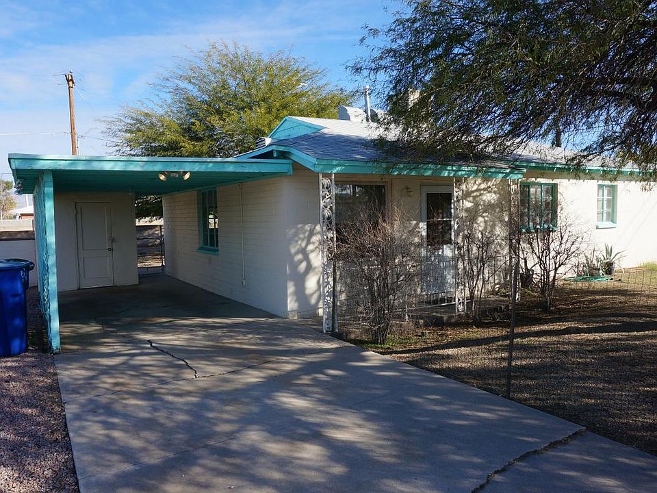 Carport and shaded offstreet parking :)
