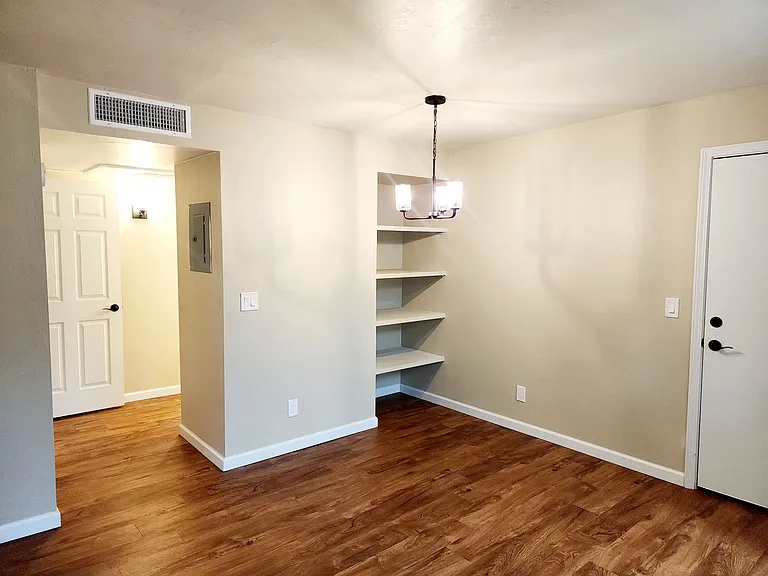 Broadway Proper Apartment ** One Month Free**W/D Included — Photo 26