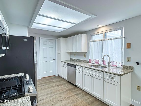 5th image of 985A Buckingham Drive