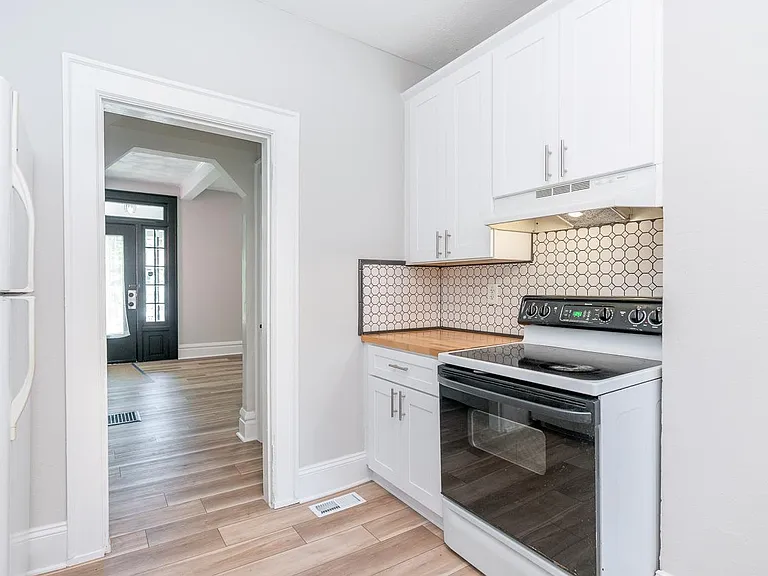 2435 Summit St — Photo 14