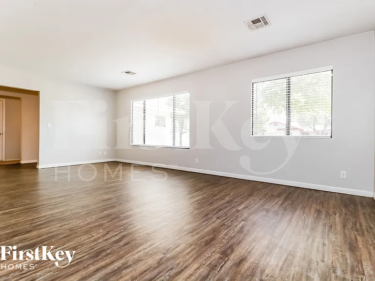 7156 N 17th Dr — Photo 3