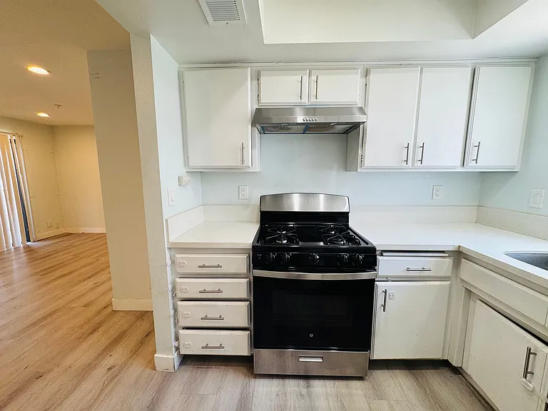 327 La France Ave #E — Photo 8