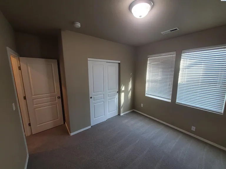 513 Jordan Ln — Photo 6