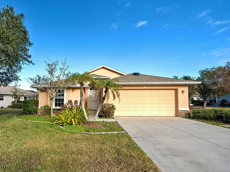 2134 Boxwood St — Photo 1