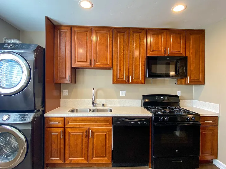 CG - Euclid Apartments — Photo 12