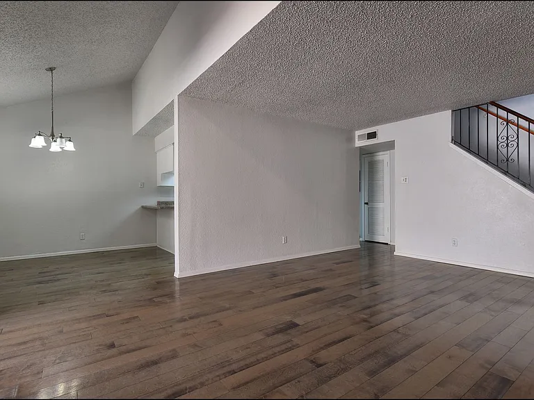 7113 Orizaba Ave — Photo 9