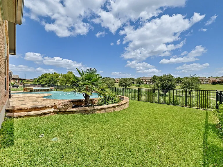 4303 Woodledge Pl — Photo 40