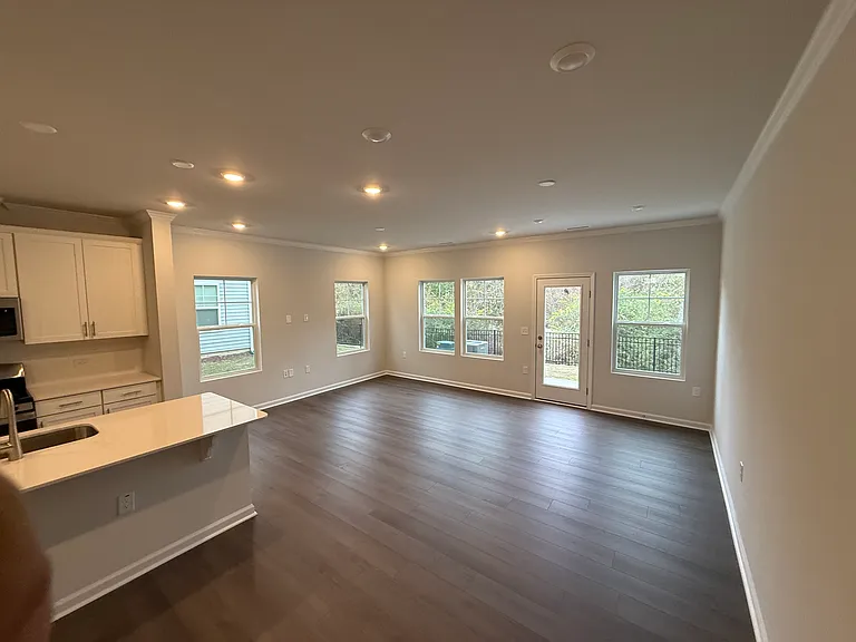 275 Peebles Dr — Photo 3