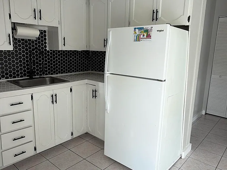 47 SE 13th St #2 — Photo 15