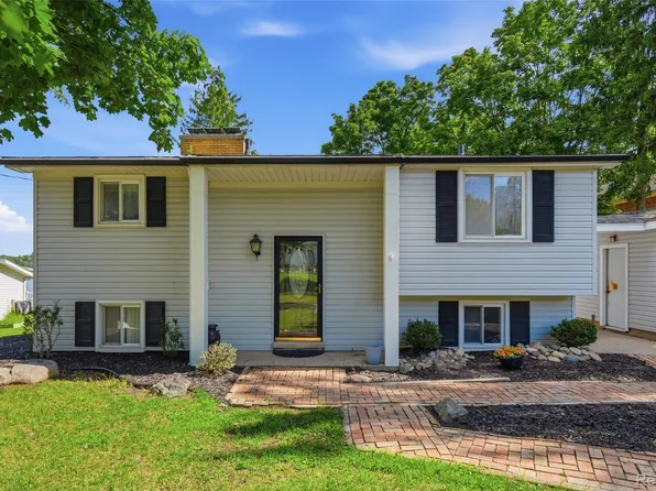 7416 Ledgewood Dr, Fenton, MI 48430