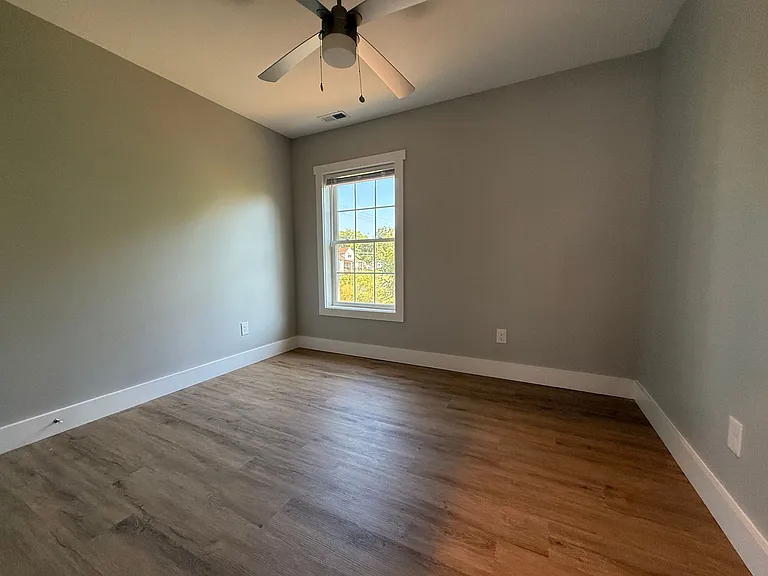 906 Nassau St — Photo 24