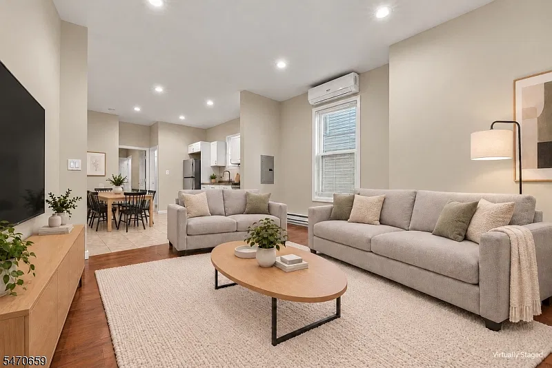 3 bed, 2.0 bath, 1109 sqft, $2,300 — Photo 3