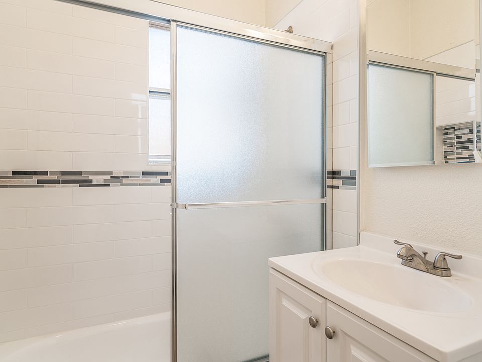 Ktown Apartments Bathroom