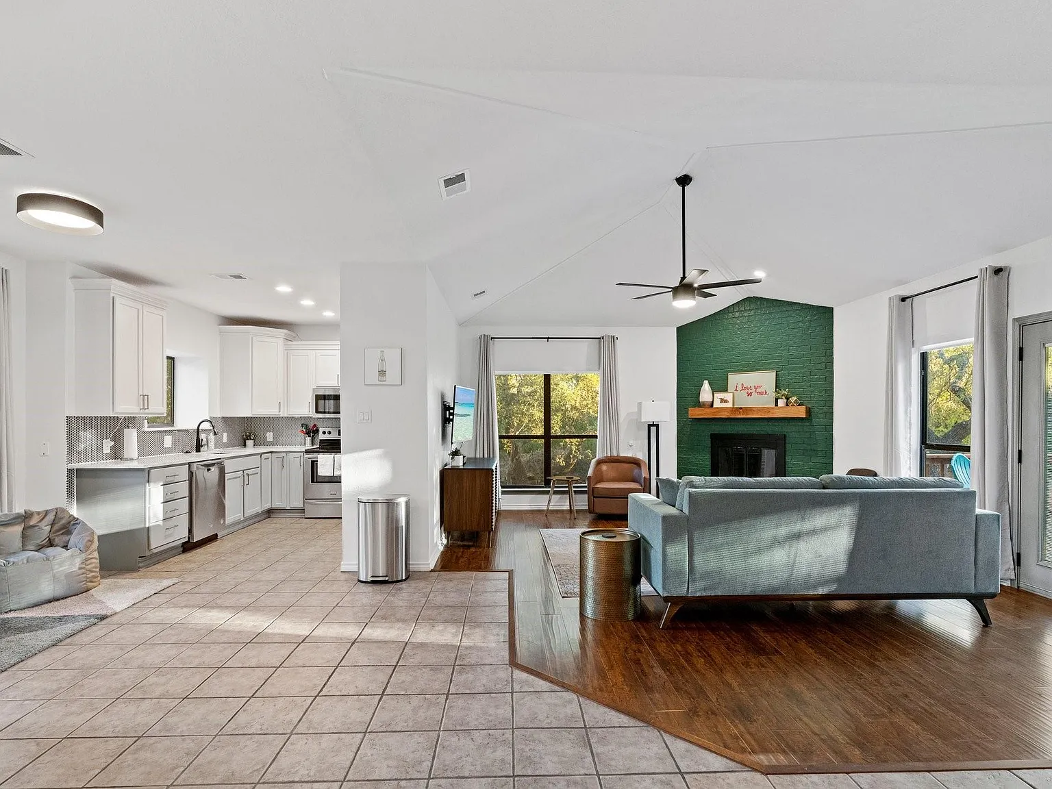 3 bed, 2.0 bath, 1950 sqft, $3,300 — Photo 4