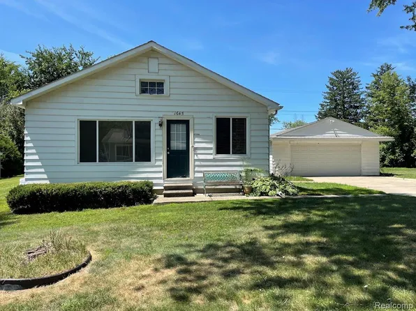 1645 Killarney Ct, Wolverine Lake, MI 48390