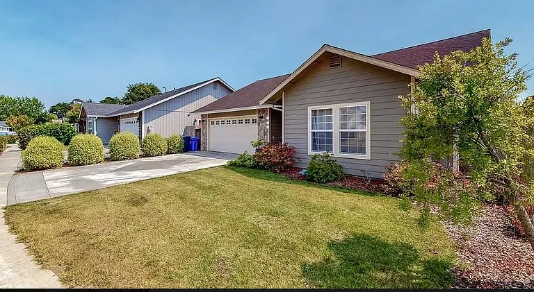 N Park Ln — Photo 1