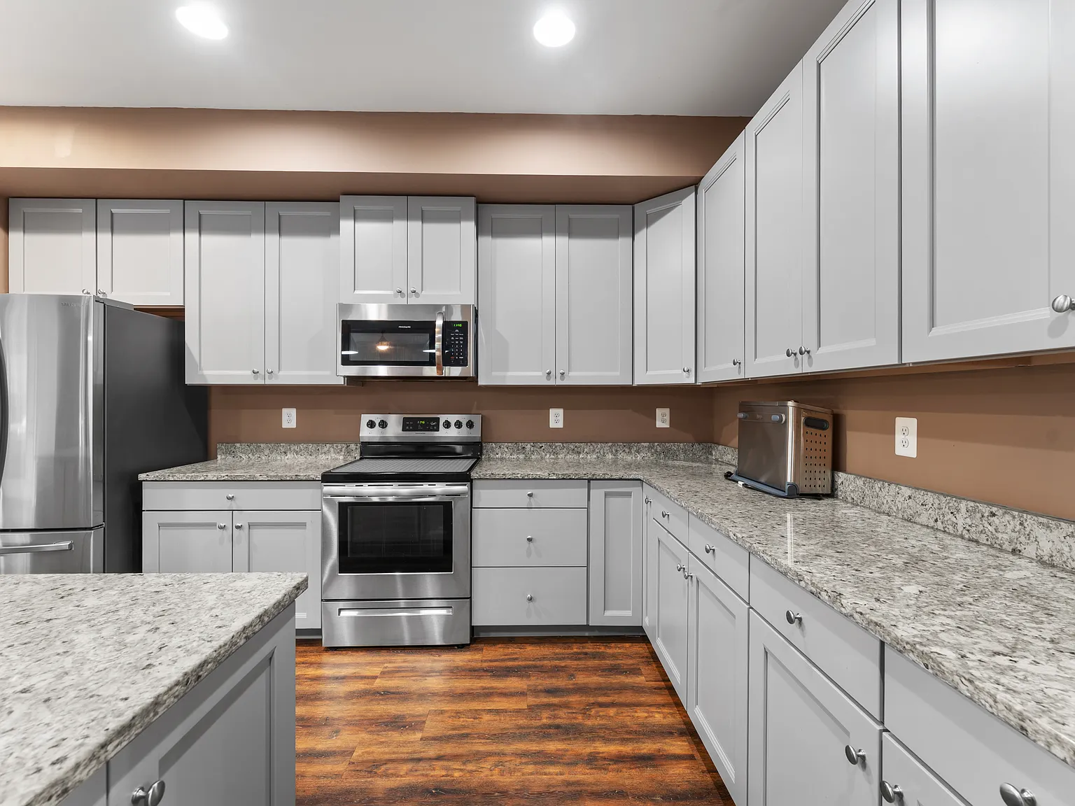 5 bed, 3400 sqft, $5,100 — Photo 4
