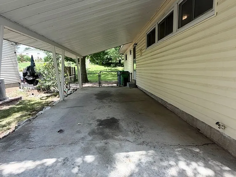 621 Pinellas Dr — Photo 2
