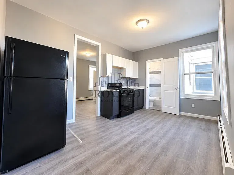 2 bed, 600 sqft, $1,650 — Photo 2
