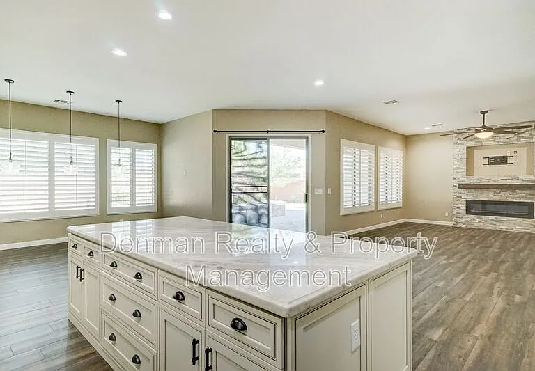 1357 N Drexel — Photo 9