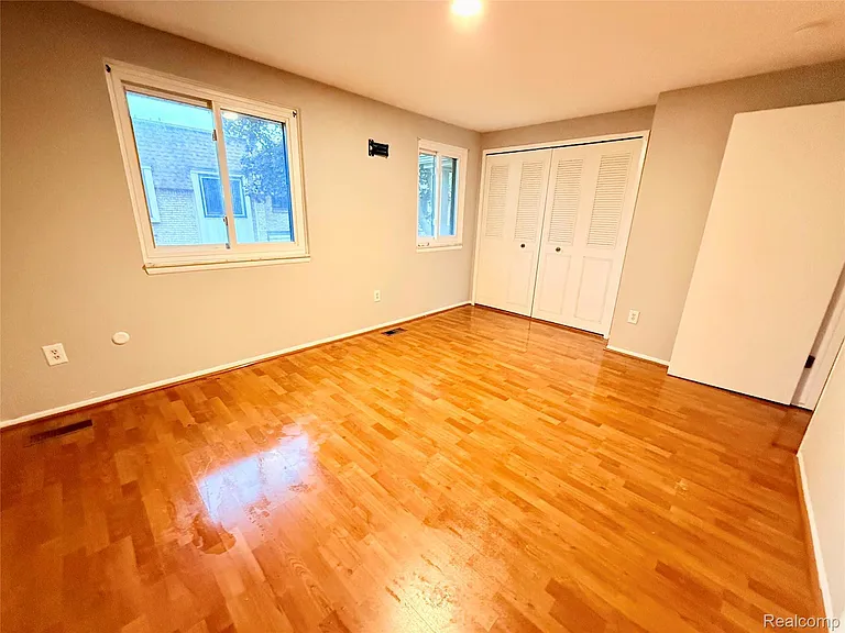 29105 Yorkshire Ln — Photo 5