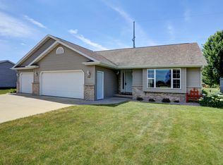 W5371 Linden Hill Dr, APPLETON, WI 54915