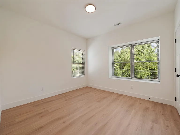 3620 Knott Ave — Photo 11