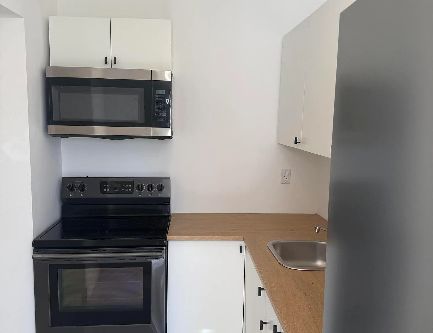 3 bed, 1.0 bath, 849 sqft, $3,000 — Photo 2