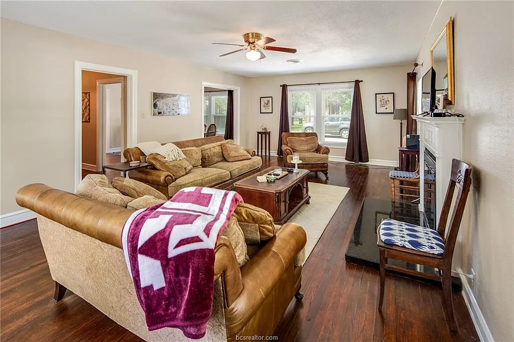 4 bed, 2500 sqft, $2,800 — Photo 4