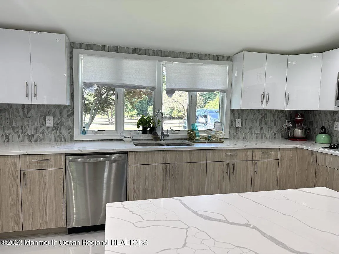 5 bed, 1968 sqft, $2,800 — Photo 3