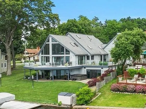 191 N North Shore Dr, Lake Orion, MI 48362