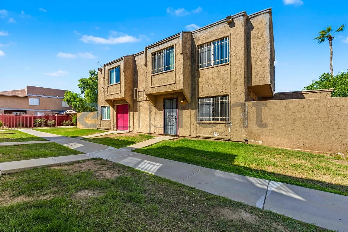 3 bed, 1.5 bath, 1008 sqft, $1,800 — Photo 1