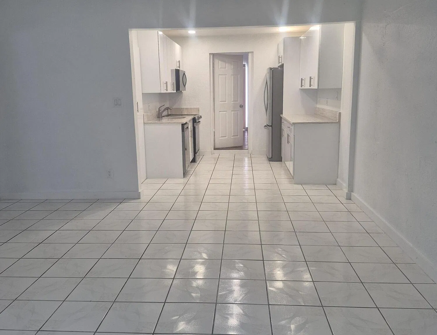 3 bed, 1.0 bath, 1554 sqft, $3,000 — Photo 1