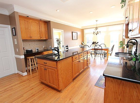 3rd image of 102 Londonderry Dr