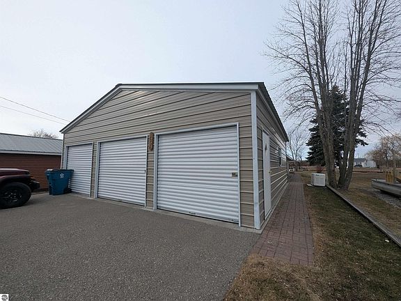 3rd image of 1656 S Riverside Dr