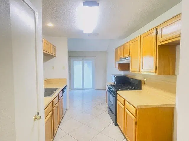 3 bed, 2.0 bath, 1170 sqft, $1,800 — Photo 4