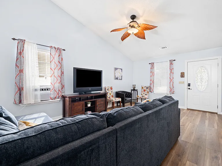 114 Cambridge Rd — Photo 15