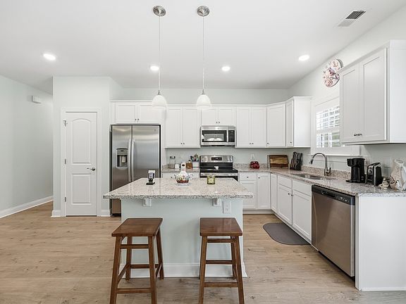 5th image of 1700 Wren St.
