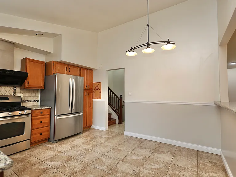613 Leamington Ave — Photo 11