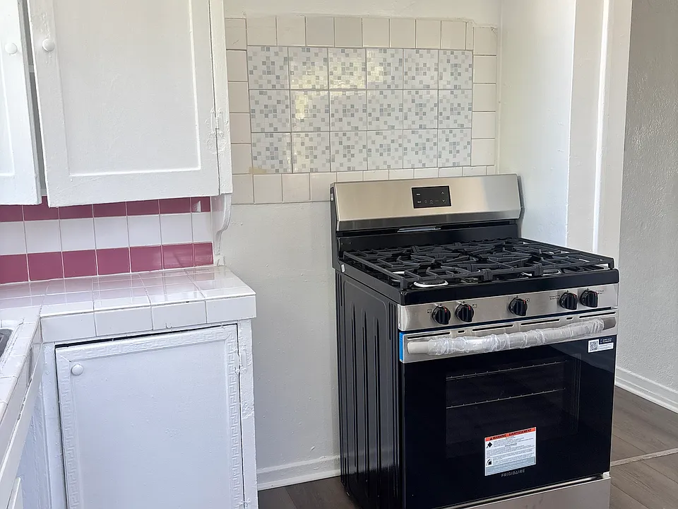 921 1/2 N Serrano Ave #921-1/2