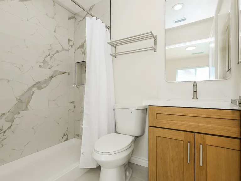 Spacious 3BR/2BA Home with Open Floor Plan, Garage & Washer/Dryer — Photo 24