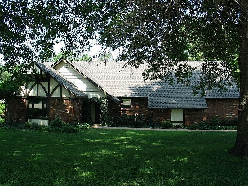 2nd image of 902 S Ridge Dr