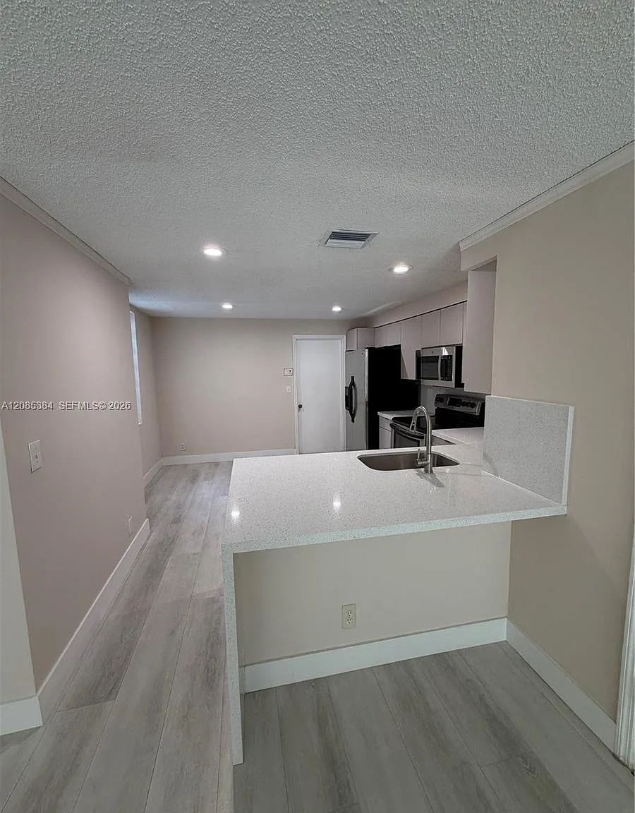 Sectors 3 & 4 Boundary Pl — Photo 3