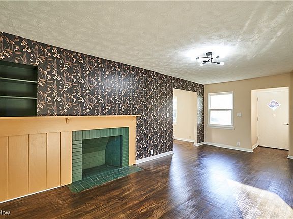 3rd image of 805 E 258th St