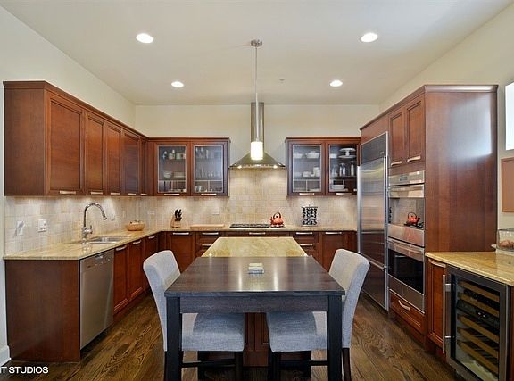 4th image of 401 E Benton Pl #401