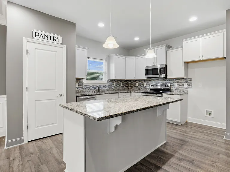 102 Glasgow Ln — Photo 12