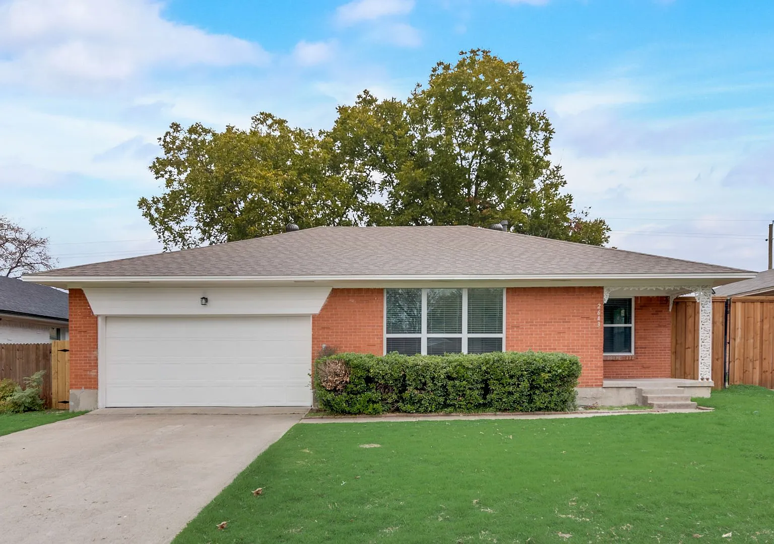 A must Updated Dallas home located in Casa View Oaks! — Photo 1