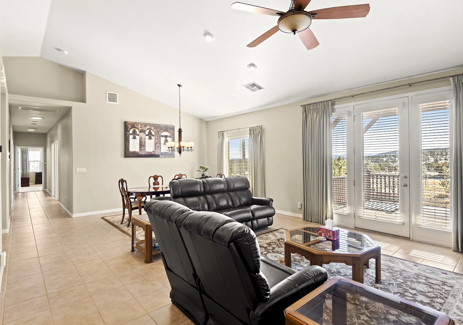 Peaceful and Modern 4-Bedroom in Flagstaff, AZ with Scenic Views — Photo 4