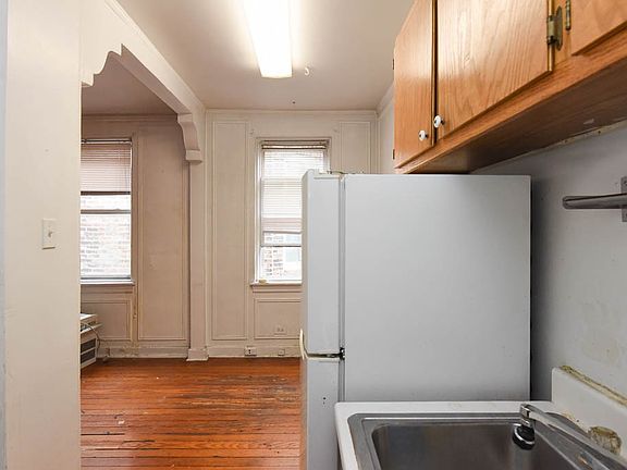 3rd image of 4060 N Kenmore Ave Unit 602